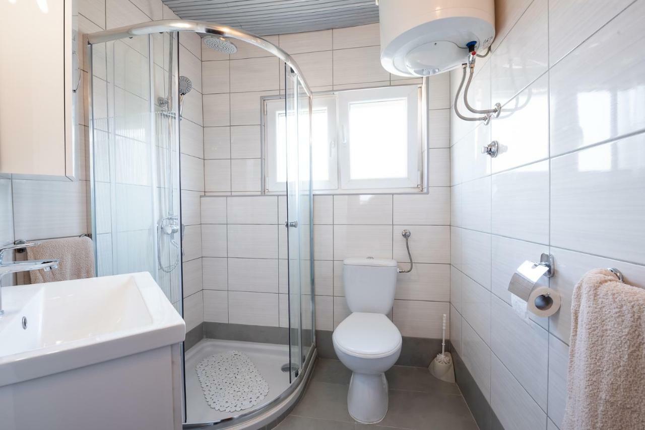 Kiwi Apartments Gornji Karin Eksteriør billede